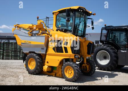 Bordeaux , Francia - 02 01 2024 : vendemmiatrice Gregoire GM7.4 vendemmia meccanica Foto Stock