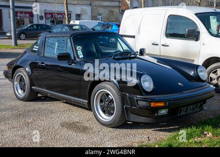 Bordeaux , Francia - 02 01 2024 : porsche 911 carrera 3,2 auto d'epoca sportiva d'epoca a tempo indeterminato in città Foto Stock