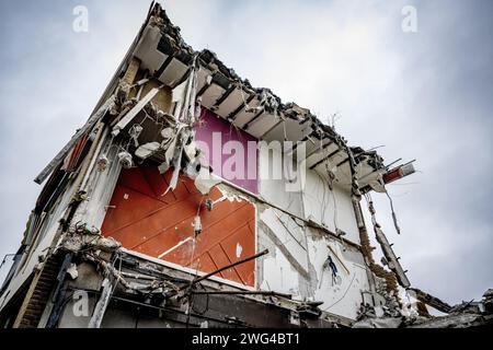 Rotterdam, Paesi Bassi. 3 febbraio 2024. ROTTERDAM - il luogo in cui ha avuto luogo un'esplosione in un edificio sulla Schammenkamp. Alla grande esplosione seguì un fuoco feroce. L'edificio e dozzine di case adiacenti sono stati distrutti o gravemente danneggiati dall'esplosione. Il corpo di una terza vittima è stato probabilmente trovato tra i detriti dell'edificio colpito dall'esplosione a Schammenkamp, a sud di Rotterdam. ANP ROBIN UTRECHT paesi bassi Out - belgio Out credito: ANP/Alamy Live News Foto Stock