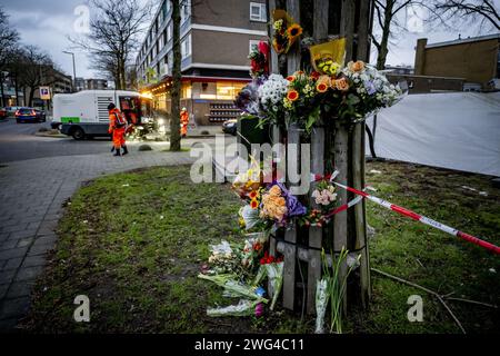 Rotterdam, Paesi Bassi. 3 febbraio 2024. ROTTERDAM - Fiori nel luogo in cui ha avuto luogo un'esplosione in un edificio a Schammenkamp. Alla grande esplosione seguì un fuoco feroce. L'edificio e dozzine di case adiacenti sono stati distrutti o gravemente danneggiati dall'esplosione. Il corpo di una terza vittima è stato probabilmente trovato tra i detriti dell'edificio colpito dall'esplosione a Schammenkamp, a sud di Rotterdam. ANP ROBIN UTRECHT paesi bassi Out - belgio Out credito: ANP/Alamy Live News Foto Stock