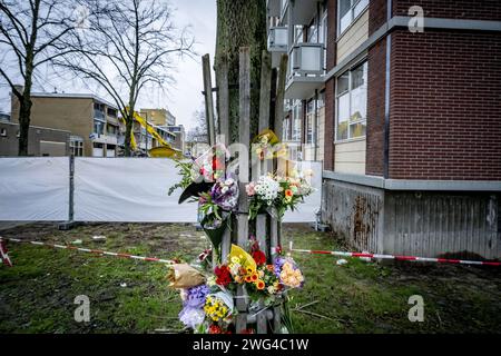 Rotterdam, Paesi Bassi. 3 febbraio 2024. ROTTERDAM - Fiori nel luogo in cui ha avuto luogo un'esplosione in un edificio a Schammenkamp. Alla grande esplosione seguì un fuoco feroce. L'edificio e dozzine di case adiacenti sono stati distrutti o gravemente danneggiati dall'esplosione. Il corpo di una terza vittima è stato probabilmente trovato tra i detriti dell'edificio colpito dall'esplosione a Schammenkamp, a sud di Rotterdam. ANP ROBIN UTRECHT paesi bassi Out - belgio Out credito: ANP/Alamy Live News Foto Stock