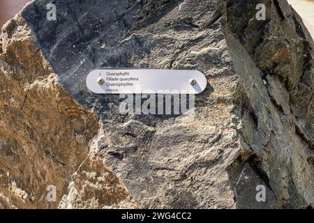 Roccia di Qurartzphyllite, quarzo, fillite (roccia metamorfica) da Innsbruck, tirol, Austria Europa. Vista ravvicinata del campione Foto Stock