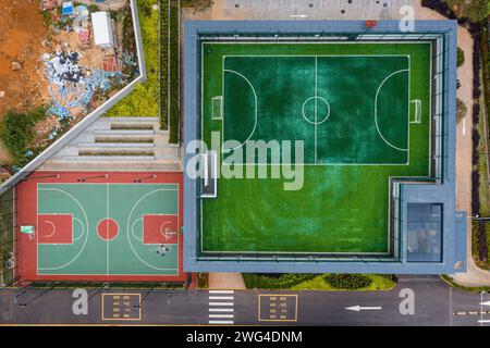 Vista aerea di un campo da calcio sul tetto accanto a un'azienda high-tech Foto Stock