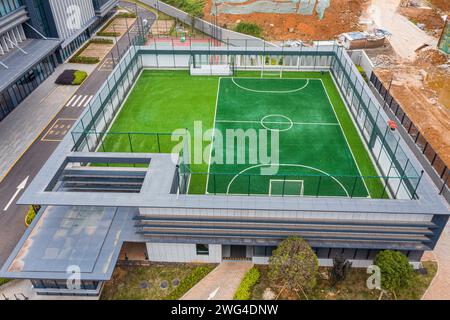 Vista aerea di un campo da calcio sul tetto accanto a un'azienda high-tech Foto Stock