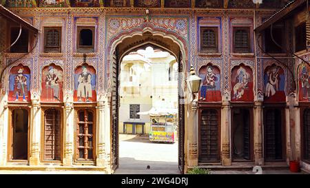 Dipinti dei Re Rajputana sul muro di Kamal Morarka Haveli Museum, Nawalgarh, Rajasthan, India. Foto Stock