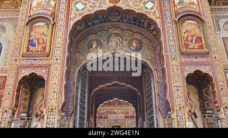 Dipinti del Dio indù e delle dee all'ingresso del Museo Dr. Ramnath Podar Haveli, Nawalgarh, Rajasthan, India. Foto Stock