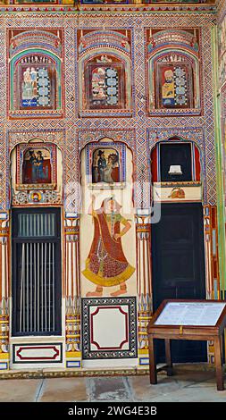 Donne indiane e coppie occidentali dipinti sul muro del Dr. Ramnath Podar Haveli Museum, Nawalgarh, Rajasthan, India. Foto Stock
