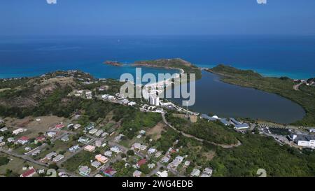 (240203) -- ST. JOHN'S, 3 febbraio 2024 (Xinhua) -- una foto aerea con un drone scattata il 1 febbraio 2024 mostra una vista costiera di St John's, Antigua e Barbuda. (Foto di Ricardo Montoya/Xinhua) Foto Stock