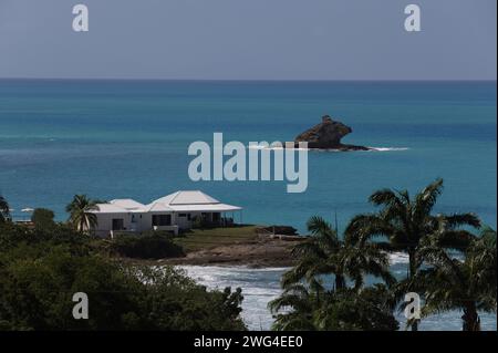 (240203) -- ST. JOHN'S, 3 febbraio 2024 (Xinhua) -- questa foto scattata il 2 febbraio 2024 mostra una vista della costa di St. John's, Antigua e Barbuda. (Xinhua/li Mengxin) Foto Stock