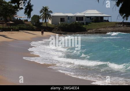 (240203) -- ST. JOHN'S, 3 febbraio 2024 (Xinhua) -- questa foto scattata il 2 febbraio 2024 mostra una vista della costa di St. John's, Antigua e Barbuda. (Xinhua/li Mengxin) Foto Stock