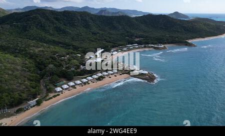 (240203) -- ST. JOHN'S, 3 febbraio 2024 (Xinhua) -- una foto aerea con un drone scattata il 2 febbraio 2024 mostra una vista costiera di St John's, Antigua e Barbuda. (Foto di Ricardo Montoya/Xinhua) Foto Stock