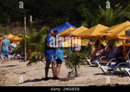 (240203) -- ST. JOHN'S, 3 febbraio 2024 (Xinhua) -- i turisti si godono il tempo libero su una spiaggia della costa di St John's, Antigua e Barbuda, 2 febbraio 2024. (Xinhua/li Mengxin) Foto Stock