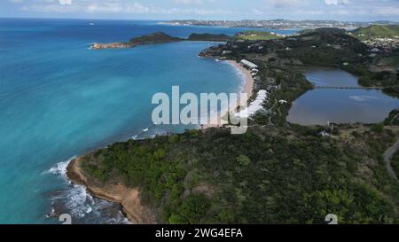 (240203) -- ST. JOHN'S, 3 febbraio 2024 (Xinhua) -- una foto aerea con un drone scattata il 2 febbraio 2024 mostra una vista costiera di St John's, Antigua e Barbuda. (Foto di Ricardo Montoya/Xinhua) Foto Stock