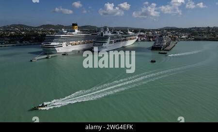 (240203) -- ST. JOHN'S, 3 febbraio 2024 (Xinhua) -- una foto aerea con un drone scattata il 2 febbraio 2024 mostra un porto di St. John's, Antigua e Barbuda. (Foto di Ricardo Montoya/Xinhua) Foto Stock