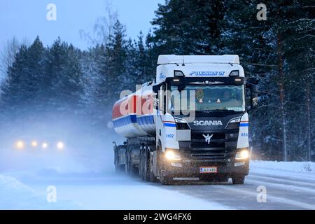 Salo, Finlandia - 18 gennaio 2019: Autocarro cisterna Scania R520 di nuova generazione di MM Tolvanen per il trasporto su strada del gruppo Sava al crepuscolo nelle nevicate invernali. Foto Stock