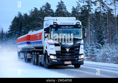 Salo, Finlandia - 18 gennaio 2019: Autocarro cisterna Scania R520 di nuova generazione di MM Tolvanen per il trasporto su strada del gruppo Sava al crepuscolo nelle nevicate invernali. Foto Stock