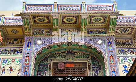 Ingresso decorato e dipinti di Chokhani Haveli, Mandawa, Jhunjhunu, Rajasthan, India. Foto Stock