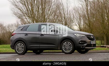 Milton Keynes, Regno Unito - 2 febbraio 2024: Motore diesel grigio 2019 Vauxhall Grandland che guida su una strada di campagna inglese. Foto Stock