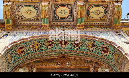 Ritratti dipinti sul soffitto d'ingresso di Chokhani Double Haveli, Mandawa, Jhunjhunu, Rajasthan, India. Foto Stock