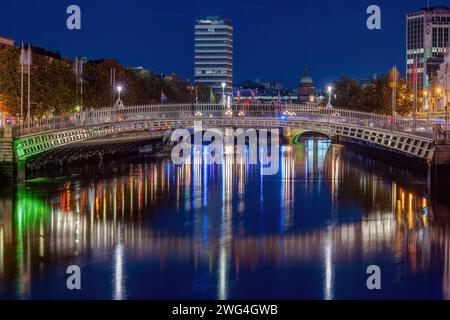 Il Ha'penny Bridge, un punto di riferimento di Dublino, di notte Foto Stock