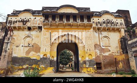 Entrata in rovina del forte Jhunjhunu, Rajasthan, India. Foto Stock