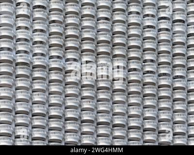 Balconi in stile vintage su un grande edificio di appartamenti. Foto Stock