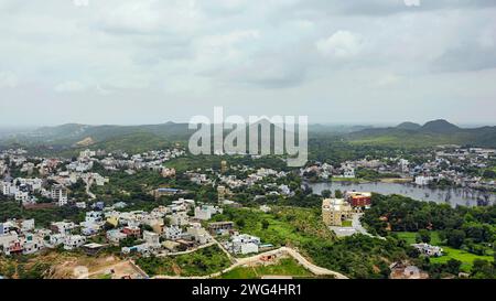 Vista della città di Udaipur dalle colline, Udaipur, Rajasthan, India. Foto Stock