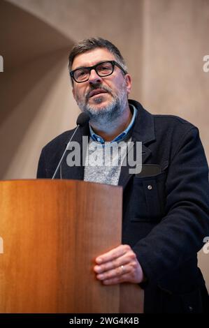 Saluzzo (Cuneo), Italia. Gennaio 2024. Il sindaco di Saluzzo e membro del Partito Democratico Italiano Mauro Calderoni durante una conferenza stampa Foto Stock