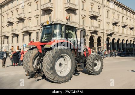 Cuneo (Italia). 31 gennaio 2024. Alcuni trattori sfilano per le strade della città durante i giorni di protesta indetta dagli agricoltori europei Foto Stock