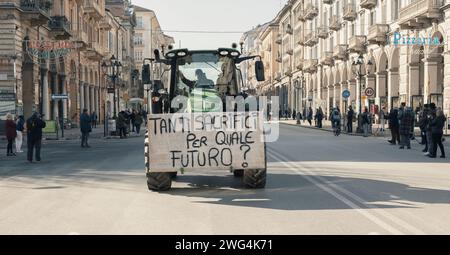 Cuneo (Italia). 31 gennaio 2024. Alcuni trattori sfilano per le strade della città durante i giorni di protesta indetta dagli agricoltori europei Foto Stock