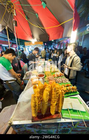 Vietnam, Hanoi, bancarelle alimentari al mercato notturno nella vecchia Hanoi. Foto Stock