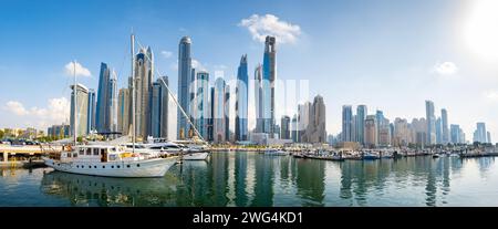 Vista panoramica del porto turistico di Dubai in una giornata di sole negli Emirati Arabi Uniti, con una vivace metropoli, incontra le acque tranquille mentre le barche navigano sotto una città maestosa Foto Stock