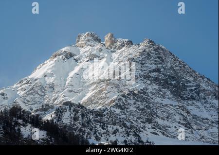 Alta valle della Varaita (Cuneo, Piemonte, Italia), gennaio 2024. Panorama delle cime innevate del Colle dell'Agnello Foto Stock
