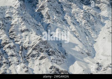 Alta valle della Varaita (Cuneo, Piemonte, Italia), gennaio 2024. Panorama delle cime innevate del Colle dell'Agnello Foto Stock