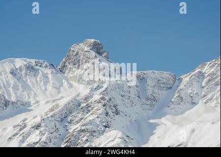 Alta valle della Varaita (Cuneo, Piemonte, Italia), gennaio 2024. Panorama delle cime innevate del Colle dell'Agnello Foto Stock