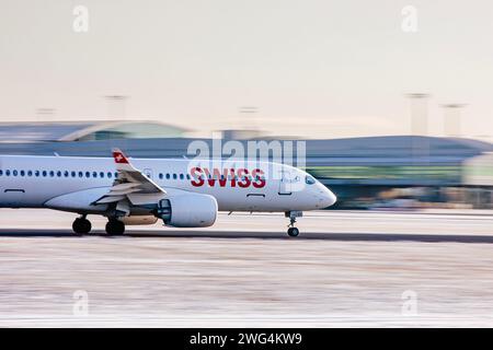 Praga, Repubblica Ceca - 19 gennaio 2024: Swiss Airlines A220 durante il decollo dalla pista Vaclav Havel Prague Airport. Foto Stock