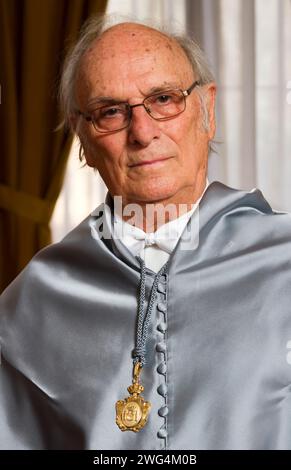 Ritratto dello scrittore, fotografo e regista spagnolo Carlos Saura, al chiuso e guardando la macchina fotografica. Foto Stock