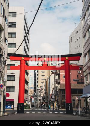 Tokyo - 6 marzo 2023: Torii nella città giapponese. Di solito si trova di fronte a un luogo sacro come un santuario o un tempio. Il cancello per la zona Santa Foto Stock