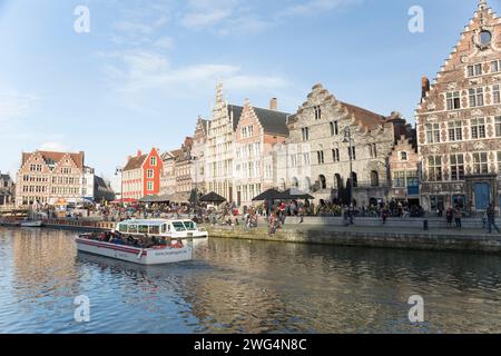 Belgio, Gand, edifici lungo il fiume Leie nella parte vecchia di Gand, la storica banchina (Graslei). Foto Stock