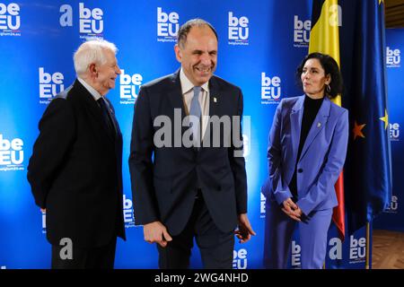 L’HRVP Josep Borrell e il ministro degli Esteri Hadja LAHBIB danno il benvenuto a Giorgos Gerapetritis, ministro prima della riunione informale dei ministri degli Esteri dell’UE a Bruxelles, in Belgio, il 3 febbraio 2024. Credito: ALEXANDROS MICHAILIDIS/Alamy Live News Foto Stock