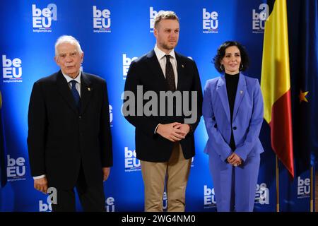 L’HRVP Josep Borrell e il ministro degli Esteri Hadja LAHBIB danno il benvenuto a Gabrielius LANDSBERGIS, ministro prima della riunione informale dei ministri degli Esteri dell’UE a Bruxelles, in Belgio, il 3 febbraio 2024. Credito: ALEXANDROS MICHAILIDIS/Alamy Live News Foto Stock