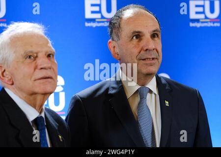 L’HRVP Josep Borrell e il ministro degli Esteri Hadja LAHBIB danno il benvenuto a Giorgos Gerapetritis, ministro prima della riunione informale dei ministri degli Esteri dell’UE a Bruxelles, in Belgio, il 3 febbraio 2024. Credito: ALEXANDROS MICHAILIDIS/Alamy Live News Foto Stock