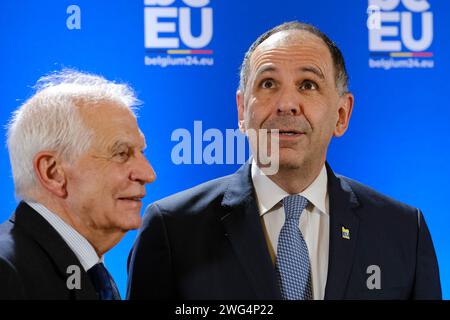 L’HRVP Josep Borrell e il ministro degli Esteri Hadja LAHBIB danno il benvenuto a Giorgos Gerapetritis, ministro prima della riunione informale dei ministri degli Esteri dell’UE a Bruxelles, in Belgio, il 3 febbraio 2024. Credito: ALEXANDROS MICHAILIDIS/Alamy Live News Foto Stock