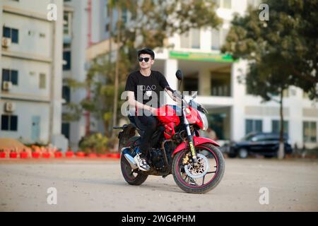 Più di 10000 migliori foto di Biker Boy e immagini ad alta risoluzione | DP elegante e in bicicletta gratuito | Download di foto di scorta in stile Freee High res di Freee Smart Boy & Biker Foto Stock