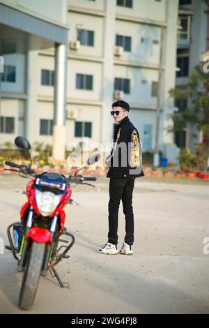 Più di 10000 migliori foto di Biker Boy e immagini ad alta risoluzione | DP elegante e in bicicletta gratuito | Download di foto di scorta in stile Freee High res di Freee Smart Boy & Biker Foto Stock