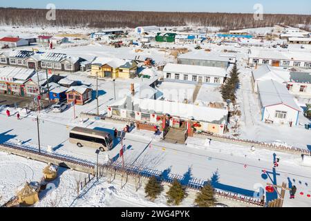 (240203) -- XUNKE, 3 febbraio 2024 (Xinhua) -- una foto aerea con un drone scattata il 2 febbraio 2024 mostra un autobus che corre su una strada al villaggio di Pingtai nella contea di Xunke di Heihe, nella provincia di Heilongjiang nella Cina nordorientale. Durante le dure condizioni invernali, le goccioline d'acqua superraffreddate dal fiume Kurbin sorgono e formano rime su rami di alberi lungo la riva quando il fiume scorre attraverso il villaggio di Pingtai della contea di Xunke. Questo pittoresco paesaggio di rime attrae turisti da tutto il paese. Anche se fa freddo nel villaggio di Pingtai in inverno, il fiume Kurbin rimane scongelato a causa dei lavori nelle vicinanze Foto Stock