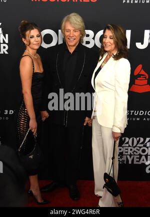 Los Angeles, California, USA 2 febbraio 2024 (L-R) Stephanie Rose Bonglovi, la cantante/musicista Jon Bon Jovi e Dorothea Hurley partecipano al MusiCares Person of the Year 2024 in onore di Jon Bon Jovi durante il 66° GRAMMY Awards al LA Convention Center il 2 febbraio 2024 a Los Angeles, California, USA. Foto di Barry King/Alamy Live News Foto Stock