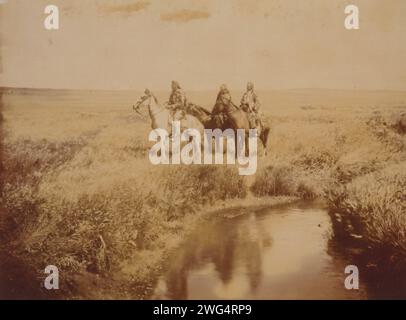 I tre capi Piegan, c1900. Tre uomini Piegan a cavallo in prati aperti vicino allo stagno. Foto Stock