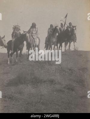 Gli Scout, 1908. La fotografia mostra cinque Crow Indiani, spettacoli di pesci (con copricapo), Lone Tree, Child in the Mouth, Medicine Crow e l'alce seduto in tutta comodità a cavallo sulla collina. Foto Stock