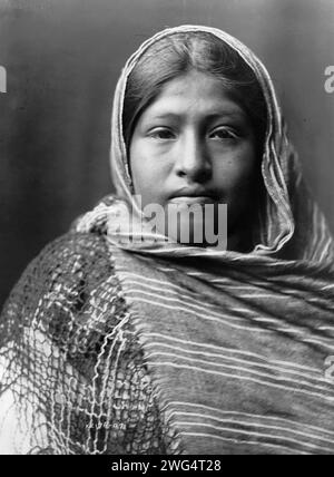 Yaqui Girl, ritratto testa e spalle, fronte, con scialle a righe drappeggiate sulle spalle e sopra la testa, c1907. Foto Stock